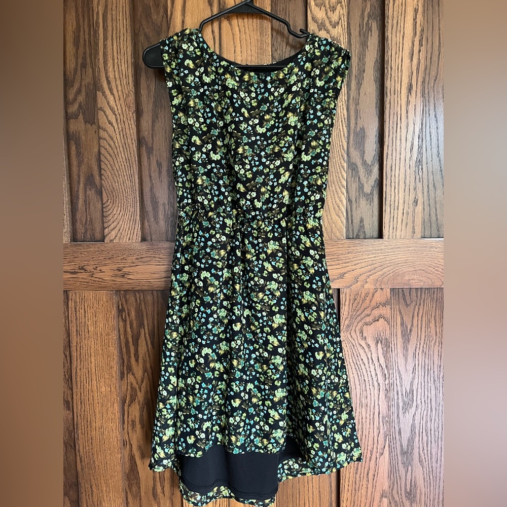 Adorable flowered, vibrant, angled, sleeveless dress.